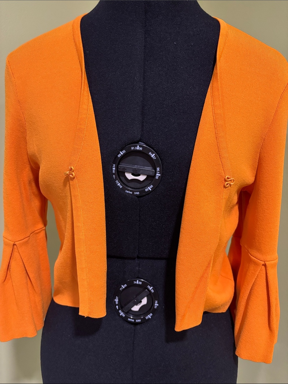 Eva Mendes Orange V-Neck Bell Sleeve Cropped Sweater - Picture 2 of 6